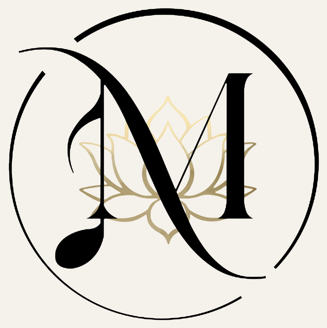 M logo beige baggrund